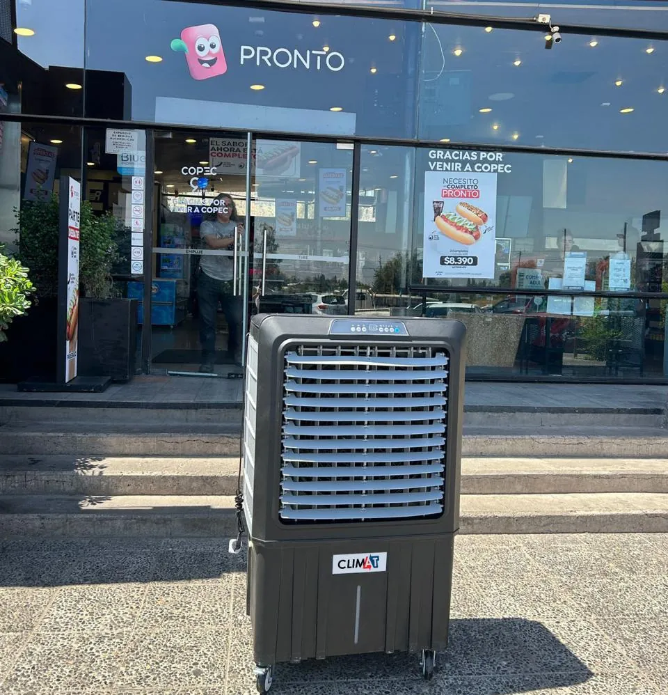 Enfriador evaporativo CLIMAT instalado frente a una tienda Pronto Copec