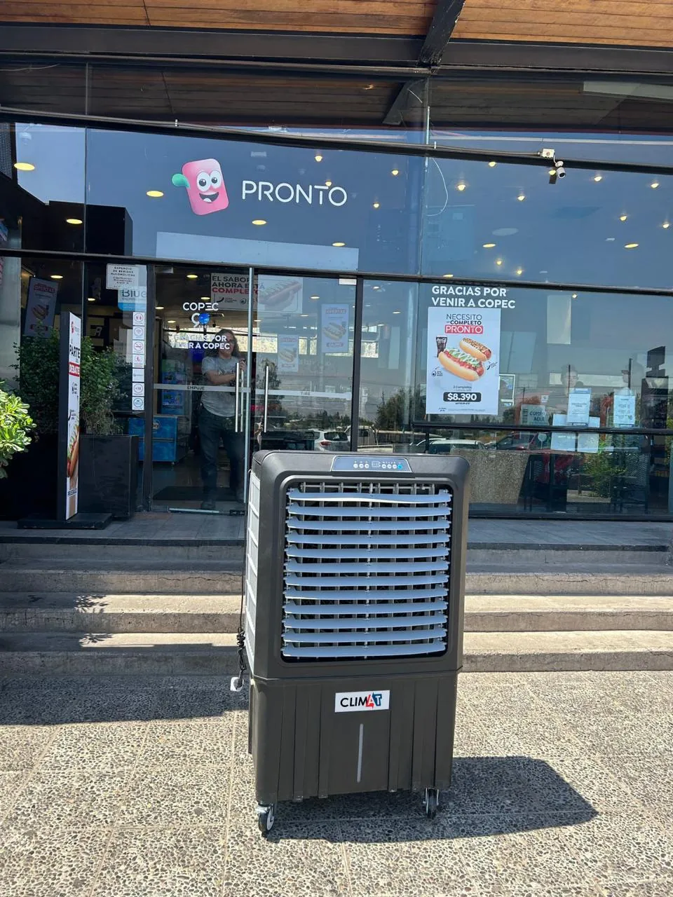 Enfriador evaporativo CLIMAT instalado en el acceso de un local comercial