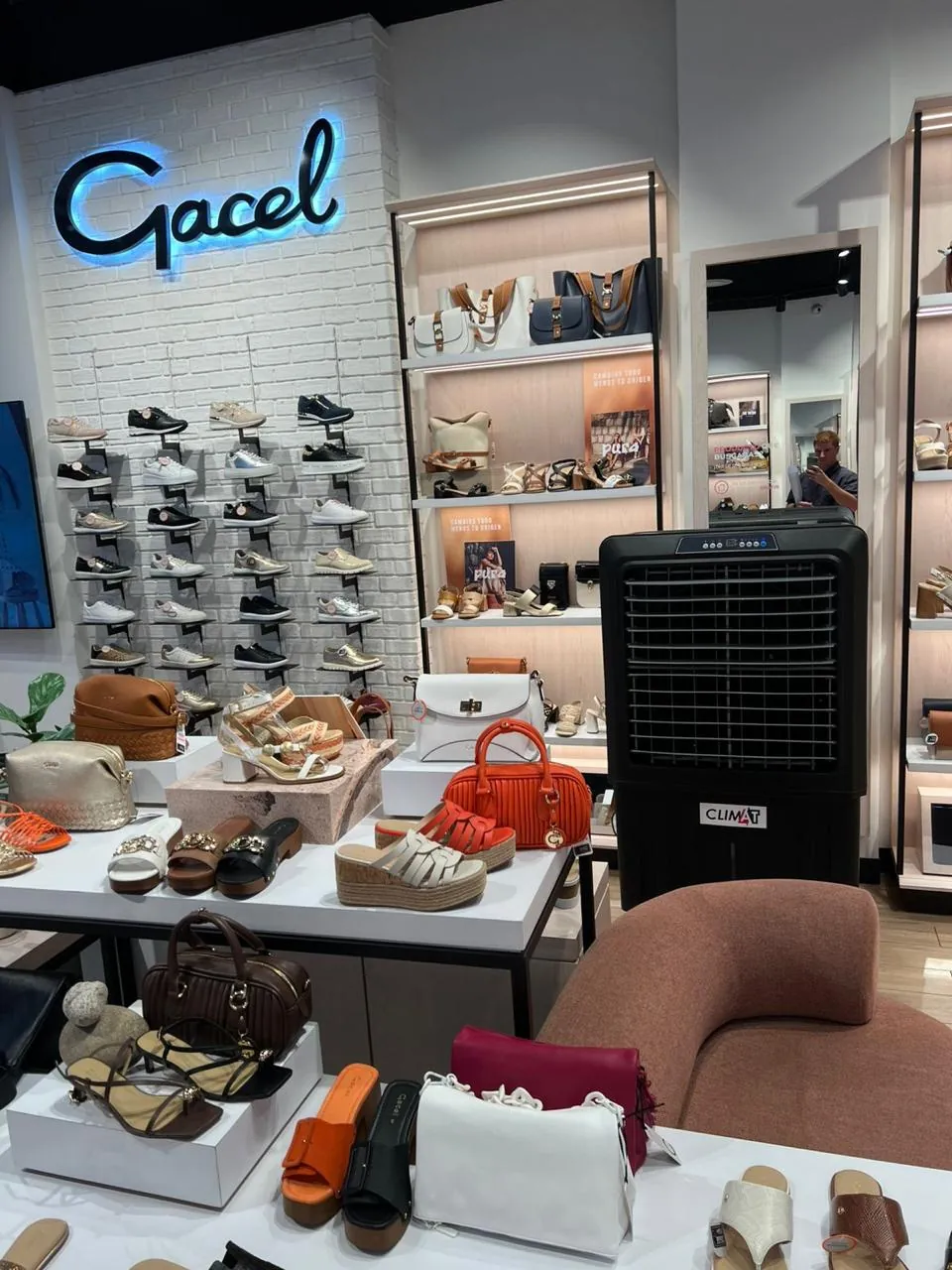 Enfriador evaporativo CLIMAT en una tienda de calzado y accesorios