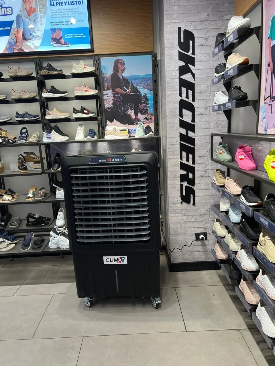 Enfriador evaporativo CLIMAT instalado junto a la exhibición de una tienda de calzado