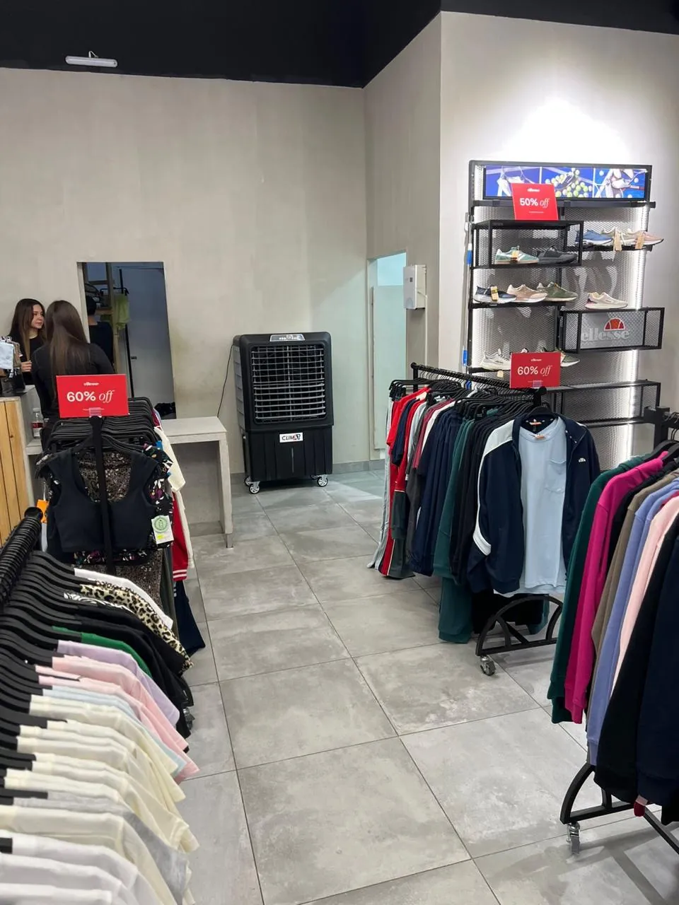 Equipo de climatización evaporativa CLIMAT en una tienda de vestuario