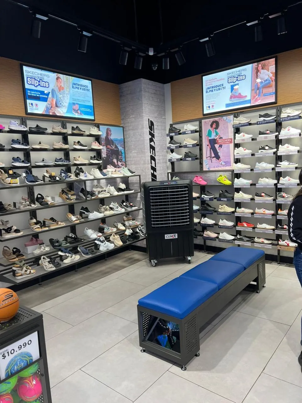 Enfriador evaporativo CLIMAT en la sala de venta de una tienda